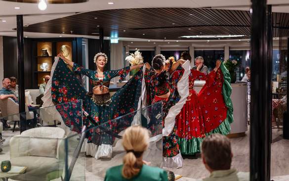 AMADEUS Guest Experience Lifestyle Traditional Performances Entertainment ©Leuftner Cruises Amadeus Volker Vornehm 2.jpg